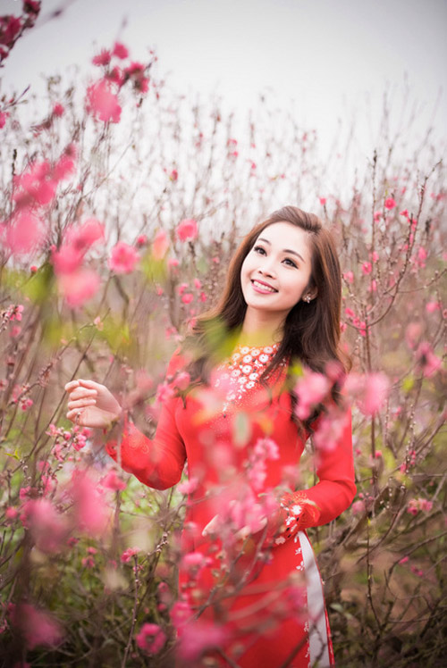 Mỹ nữ Việt đẹp ấn tượng bên hoa cỏ mùa xuân - 1