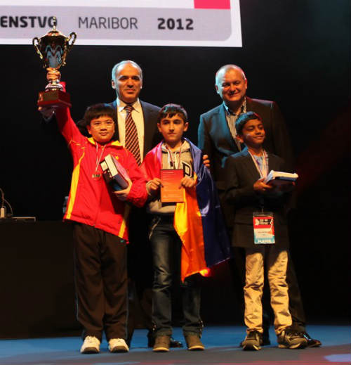 Làng cờ Việt năm Giáp Ngọ: Già – trẻ tung hoành - 1