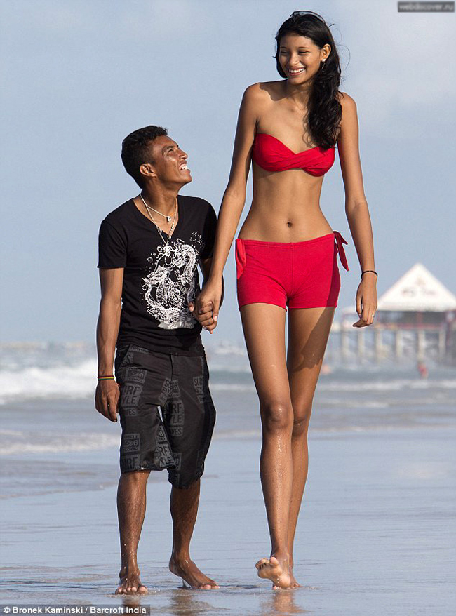 Một trong những cặp đôi kỳ quặc khiến nhiều người chú ý nhất thuộc về Elisany da Cruz Silva, cô gái sở hữu chiều cao 2,07m, trong khi bạn trai Francinaldo da Silva Carvalho lại sở hữu vóc dáng khá khiêm tốn - 1,64m.
