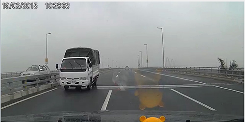 Truy tìm xe tải chạy ngược chiều trên cầu Nhật Tân - 1