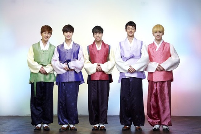Sao Hàn xinh đẹp trong trang phục hanbok đón năm mới - 1