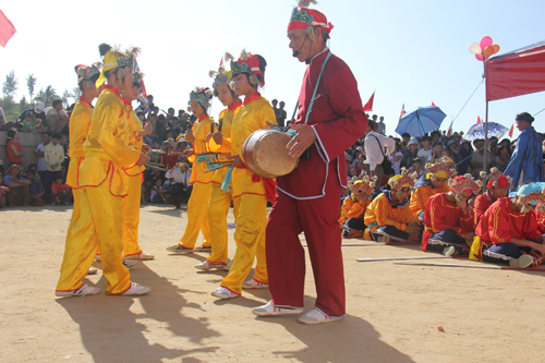 Độc đáo lễ hội “xông biển” đầu năm của ngư dân Quảng Ngãi - 1