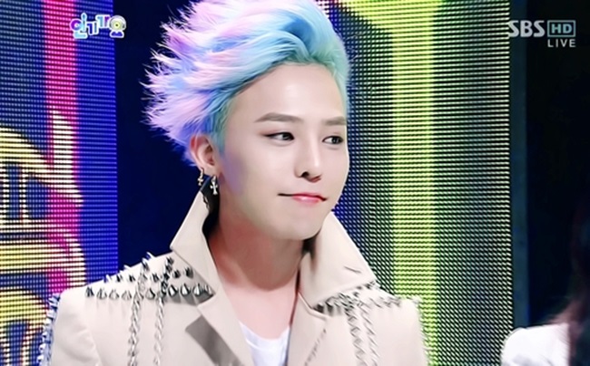 Mái tóc với màu chủ đạo là xanh dương mang đến cho G-Dragon một hình ảnh đặc biệt cá tính. Tóc xanh dương nhuộm hồng vuốt dựng đứng góp phần khẳng định phong cách cho chàng ca sĩ nổi tiếng là "quái chiêu" này. Mái tóc này được khen ngợi còn “độc” hơn cả quả đầu xanh của T.O.P trước đó.
