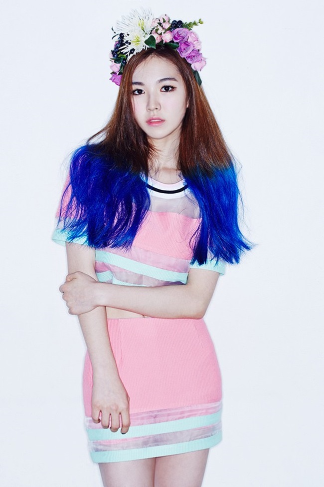 Wendy (Red Velvet) được mệnh danh là "công chúa ballad" tương lai của SM. Cô gây ấn tượng tốt với người hâm mộ qua mái tóc độc - lạ màu xanh dương cùng giọng hát tựa thiên thần của mình.