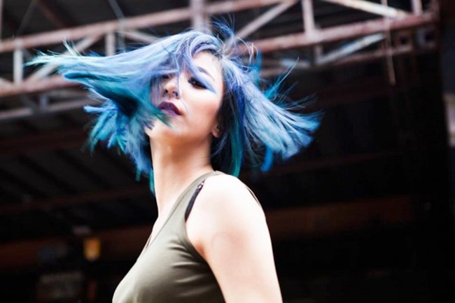 Cũng gây ấn tượng với mái tóc xanh dương là cô nàng Luna của F(x). Mái tóc ngắn của Luna khiến khán giả nhớ đến hình tượng "Cô gái robot" năm nào.
