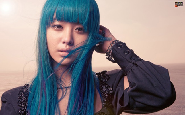 Cô nàng Ji Eun của Secret cũng gây được thiện cảm với mái tóc xanh dương điểm một số lọn high light xanh đậm.