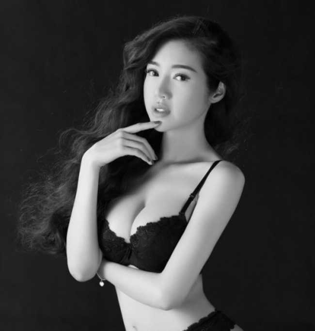 Elly Trần được mọi người biết đến với danh hiệu hot girl trên mạng nhờ ngoại hình nóng bỏng, quyến rũ. 