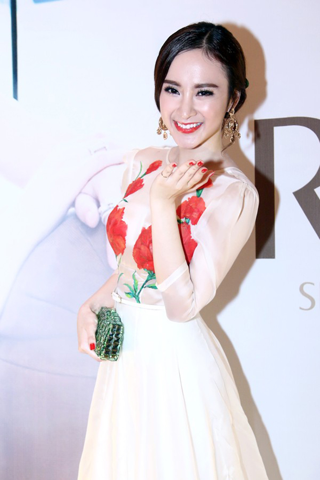 Người đẹp Việt thanh lịch với đầm trắng và họa tiết hoa đỏ nổi bật.