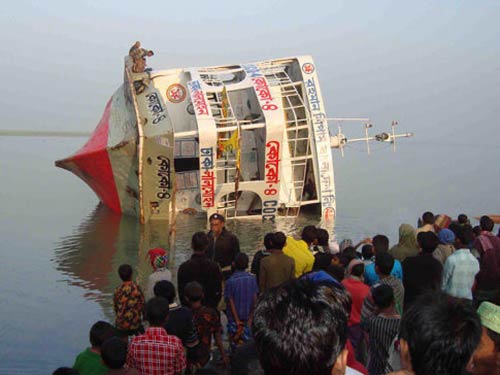 Bangladesh: Phà chở 100 người lật úp trên sông - 1