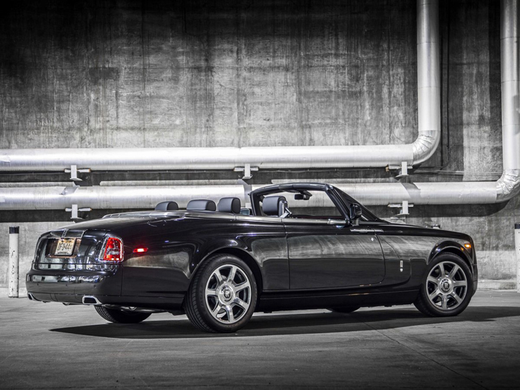 Khác hẳn 'Maharaja Drophead Coupe' độc bản, Nighthawk được xây dựng như một bộ sưu tập gồm 9 xe; mỗi chiếc là một sản phẩm độc đáo có sẵn thông qua các đại lý của Rolls-Royce ở Bắc Mỹ.
