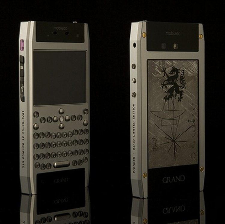 Mobiado Grand 350PRL

Đây là chiếc điện thoại trang bị bàn phím QWERTY đầu tiên của hãng Mobiado và nó gần giống với Nokia E71 của nhà sản xuất Phần Lan. Mobiado Grand 350PRL được xây dựng dựa trên những vật liệu đắt tiền như: hợp kim nhôm để sản xuất máy bay, và mạ nikel màu đen. Các phím được làm từ tinh thể sapphire và thép không gỉ.
