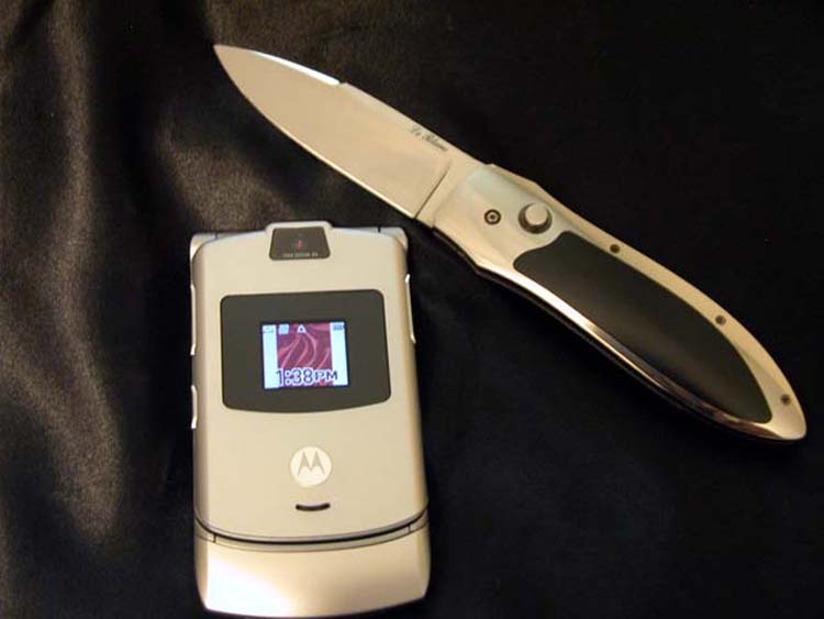Motorola RAZR V3 

Chính thức trình làng tháng 11/2004, Motorola RAZV V3 ngay lập tức trở thành chiếc điện thoại siêu mỏng và rất ăn khách. Với kiểu dáng gập, thiết bị chỉ mỏng 0,5 inch, các phiên bản của dòng Razr đã làm say mê nhiều người dùng, mở đầu một xu hướng điện thoại mới.
