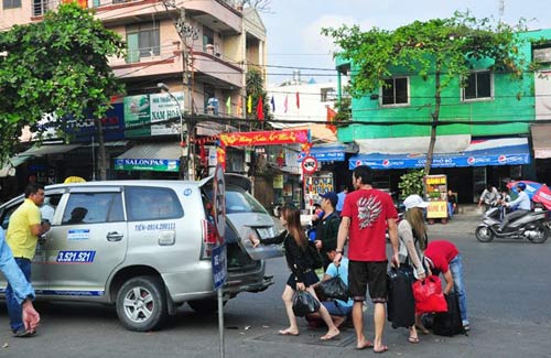 Đường phố tắc nghẽn ngày làm việc đầu năm - 11