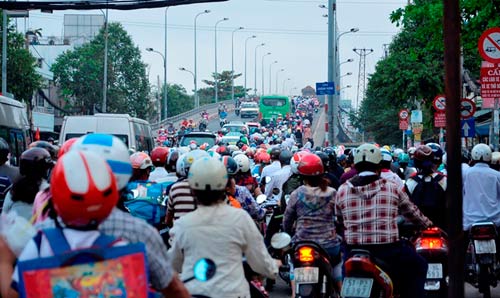 Đường phố tắc nghẽn ngày làm việc đầu năm - 9