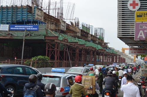 Đường phố tắc nghẽn ngày làm việc đầu năm - 2
