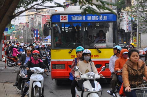 Đường phố tắc nghẽn ngày làm việc đầu năm - 7