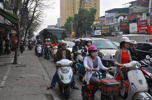 Đường phố tắc nghẽn ngày làm việc đầu năm - 6