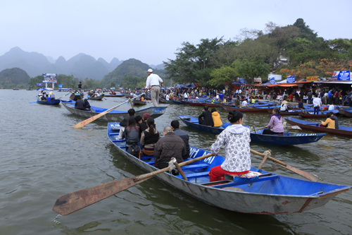 Hàng vạn người chen chân khai hội chùa Hương - 1