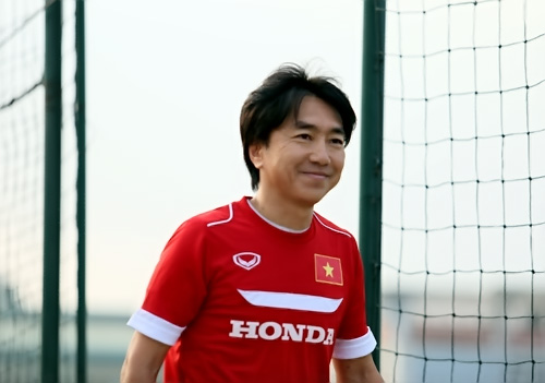 Khoác áo số 10, Công Phượng bị "bao vây" bởi fan nhí - 2