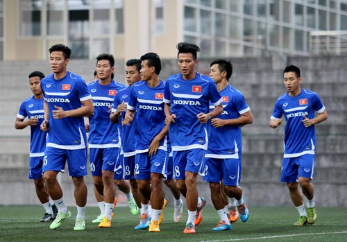 Khoác áo số 10, Công Phượng bị "bao vây" bởi fan nhí - 9