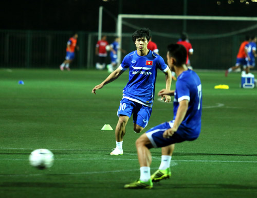 Khoác áo số 10, Công Phượng bị "bao vây" bởi fan nhí - 10