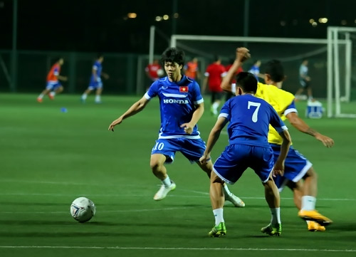 Khoác áo số 10, Công Phượng bị "bao vây" bởi fan nhí - 11