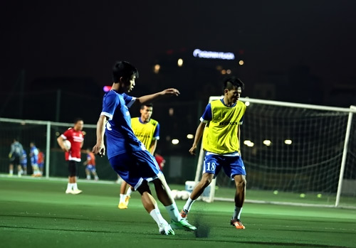 Khoác áo số 10, Công Phượng bị "bao vây" bởi fan nhí - 12