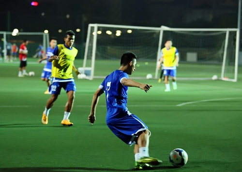 Khoác áo số 10, Công Phượng bị "bao vây" bởi fan nhí - 13