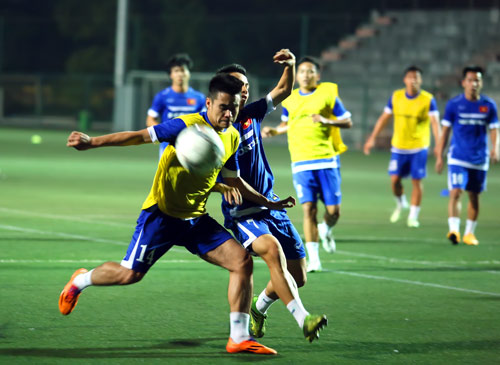 Khoác áo số 10, Công Phượng bị "bao vây" bởi fan nhí - 14