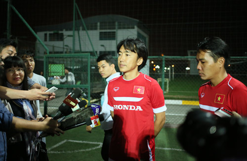 Khoác áo số 10, Công Phượng bị "bao vây" bởi fan nhí - 2