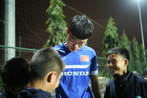 Khoác áo số 10, Công Phượng bị "bao vây" bởi fan nhí - 8