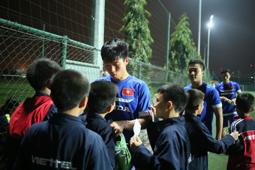 Khoác áo số 10, Công Phượng bị "bao vây" bởi fan nhí - 7