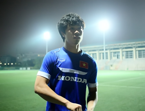 Khoác áo số 10, Công Phượng bị "bao vây" bởi fan nhí - 3