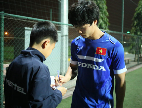 Khoác áo số 10, Công Phượng bị "bao vây" bởi fan nhí - 4