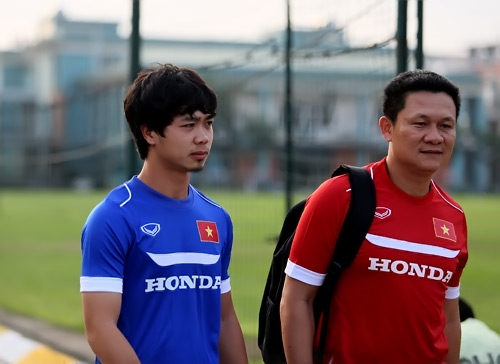 Khoác áo số 10, Công Phượng bị "bao vây" bởi fan nhí - 3