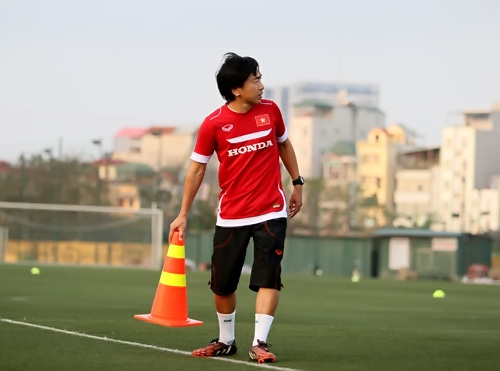 Khoác áo số 10, Công Phượng bị "bao vây" bởi fan nhí - 4