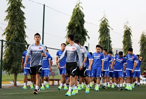 Khoác áo số 10, Công Phượng bị "bao vây" bởi fan nhí - 7