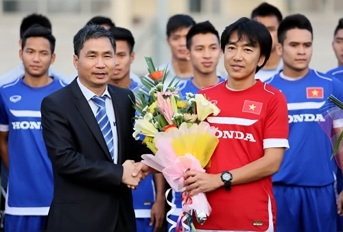 Khoác áo số 10, Công Phượng bị "bao vây" bởi fan nhí - 5