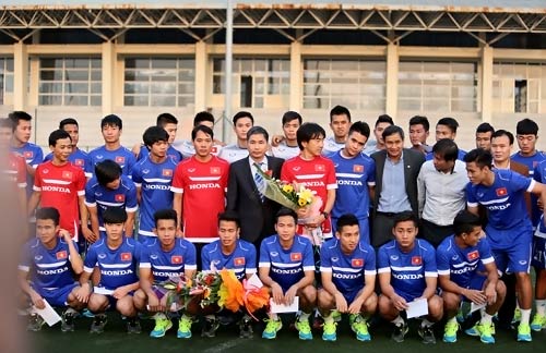 Khoác áo số 10, Công Phượng bị "bao vây" bởi fan nhí - 6