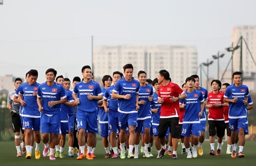 Khoác áo số 10, Công Phượng bị "bao vây" bởi fan nhí - 8