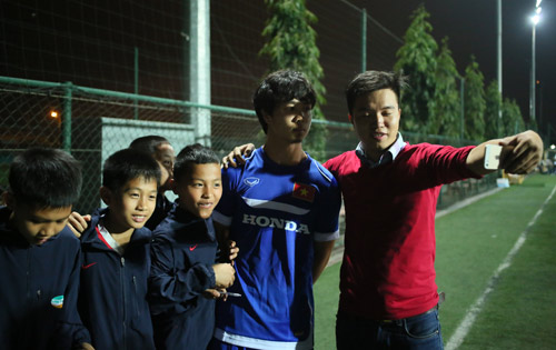 Khoác áo số 10, Công Phượng bị "bao vây" bởi fan nhí - 5