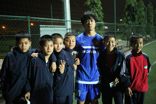 Khoác áo số 10, Công Phượng bị "bao vây" bởi fan nhí - 6