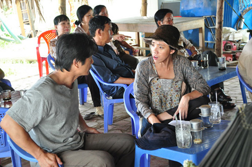 "Trúng số" phòng vé, Dustin Nguyễn đến thăm người nghèo - 1