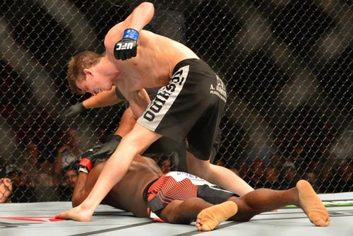 UFC: Hạ gục "cao thủ" bằng cú đấm "ngàn cân" - 1