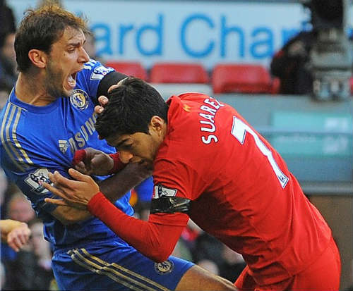 Suarez lại dính nghi án cắn người - 3