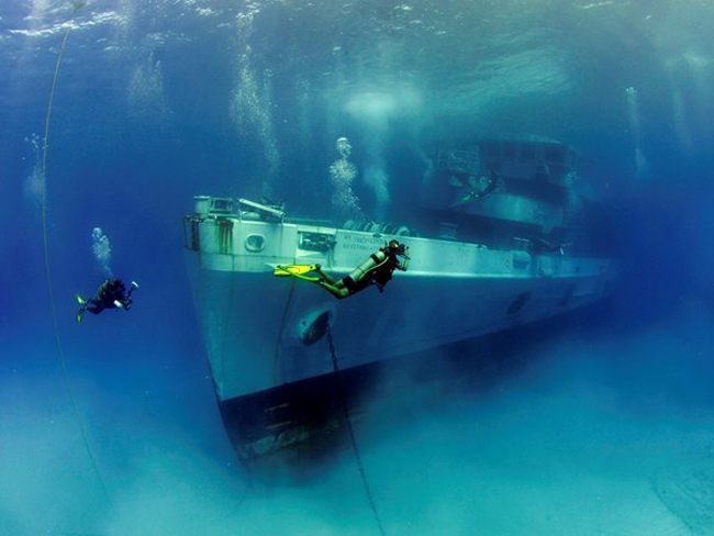 2. Cayman Islands: Nơi đây không chỉ phổ biến bởi môn lặn mà còn rất nhiều các hoạt động dưới biển khác như lặn vòi hơi chân vịt, khám phá những con tàu cổ hay giới tự nhiên trên đất liền. 
