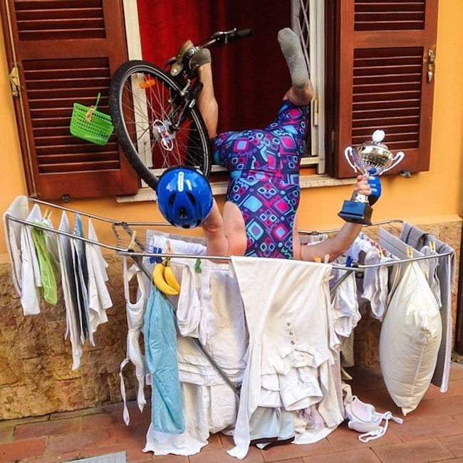 Tay đua xe đạp bị ngã vào đống quần áo đang phơi
