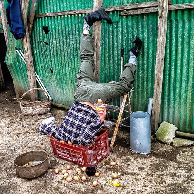 Người đàn ông bị ngã cắm đầu vào chính giỏ trứng của mình
