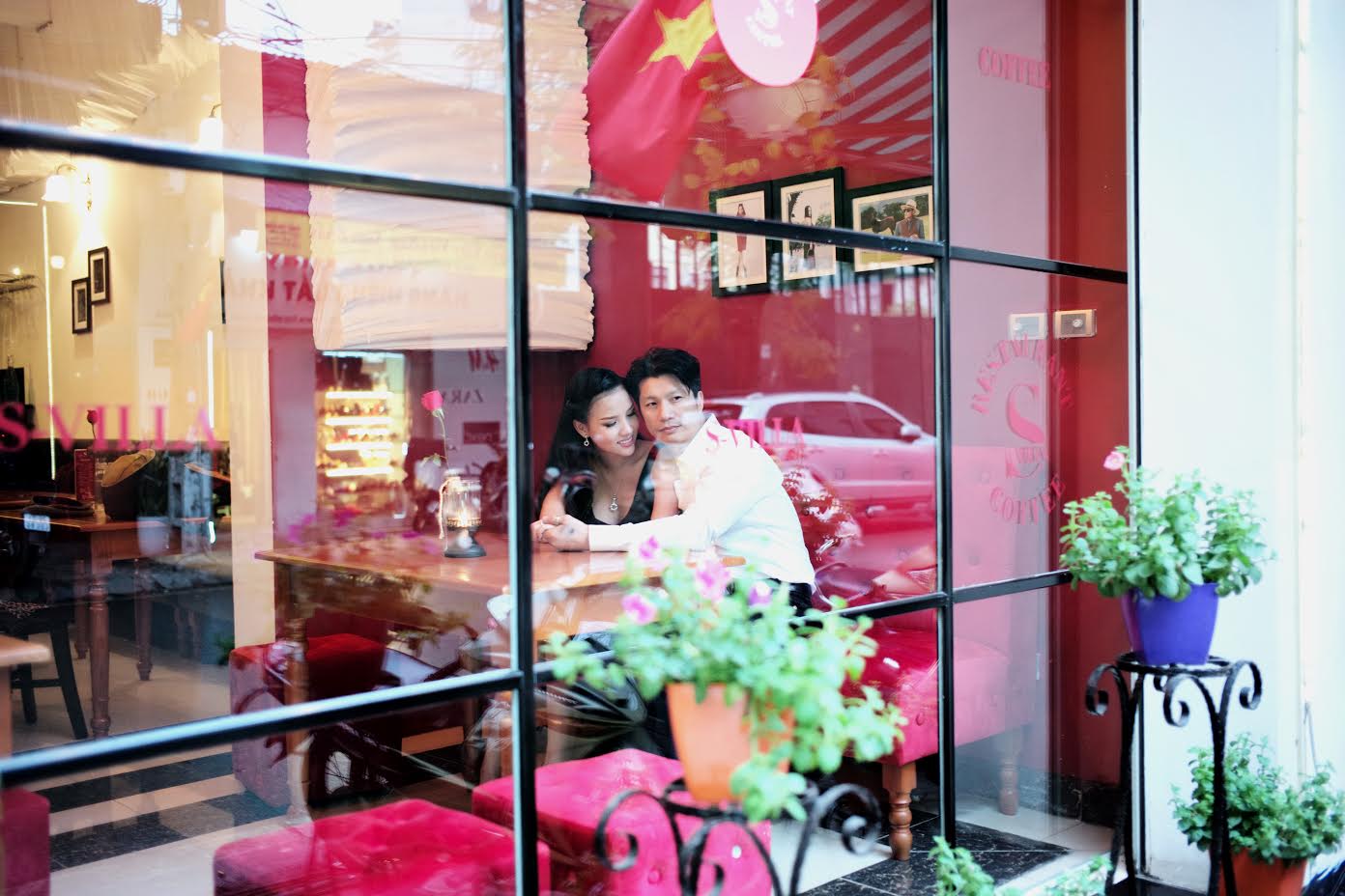 Dustin Nguyễn tình tứ với vợ siêu mẫu trong quán cafe - 1