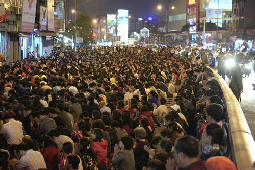 HN: Hàng nghìn người ngồi kín lòng đường dâng sao giải hạn - 1
